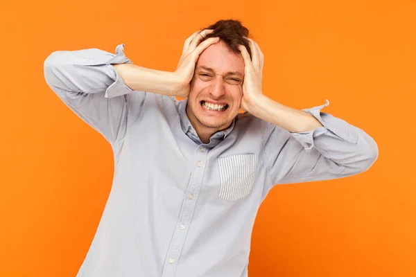 Kopfschmerzen Menschliches Schmerzkonzept Geschäftsmann Krank Studioaufnahme Oranger Hintergrund — Stockfoto