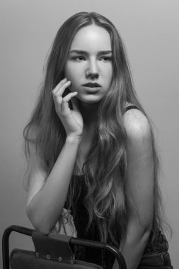 Uzağa arıyorsunuz moda kadın cheen, çok dokunaklı. Stüdyo çekim, izole gri arka plan üzerinde