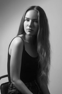 Aktris sarışın kadın kamera, gölge yüzüne bakarak. Stüdyo çekim, izole gri arka plan üzerinde