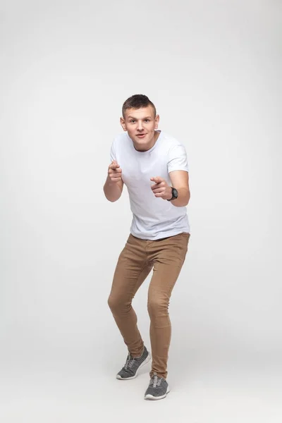 Emotionaler Junge Der Mit Dem Finger Auf Die Kamera Zeigt — Stockfoto