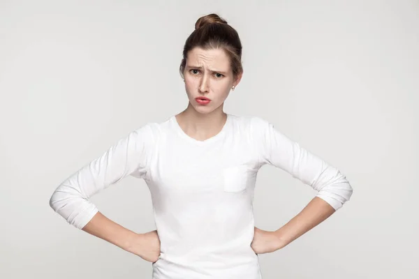 Bist Ich Emotionale Mädchenhände Gürtel Und Ernster Blick Die Kamera — Stockfoto