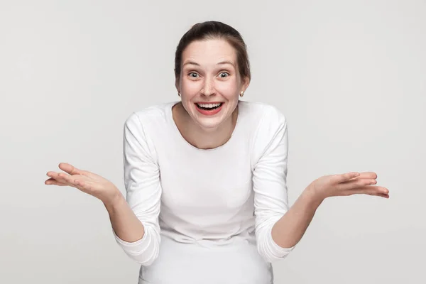 Mujer Divertida Mirando Cámara Con Cara Conmocionada Tiro Estudio Aislado — Foto de Stock