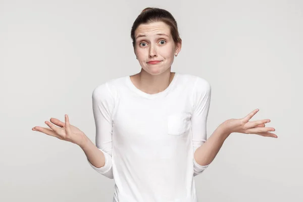 Menina Bonita Confusa Olhando Para Câmera Estúdio — Fotografia de Stock