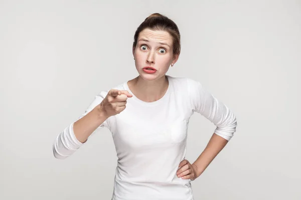 Warnzeichen Ernster Mann Der Mit Dem Finger Auf Die Kamera — Stockfoto