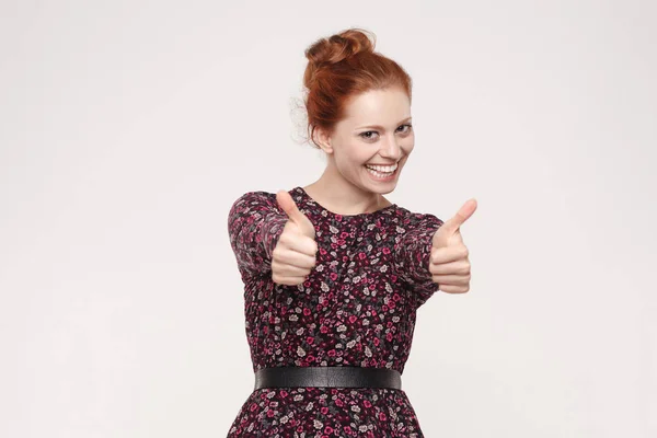 幸せな陽気な赤毛の女性親指を示し — ストック写真