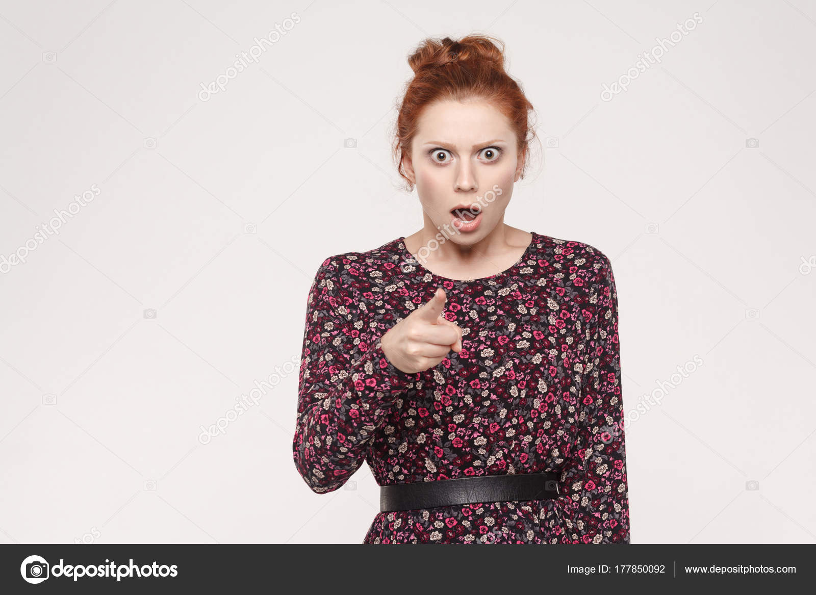 Rothaarige afrikanische zeigt Sie alle für die Kamera Rothaarige afrikanische zeigt Sie alle für die Kamera