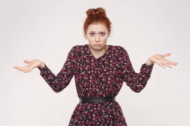 omuz, negatif insan duyguları kavramı shrugging dışarı kollu şaşkın Kızıl saçlı kadın