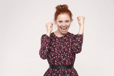 Kızıl saçlı kadın mutluluk başarı, Kaldır ellerini yükselterek ile şampiyonluk ve başarı kavramı