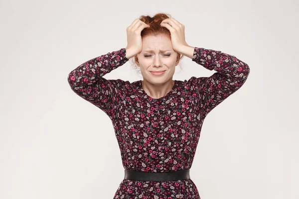 Rothaarige Frau Die Den Kopf Mit Den Händen Berührt Und — Stockfoto