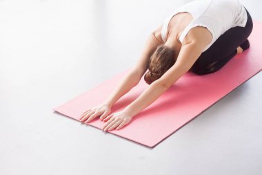 genç kadın çocuk duruş içinde jimnastik salonu içinde yatan süre yoga yaparken 