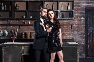 Elegance çift mutfakta poz şarap ile