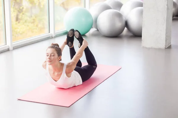 Glad Vacker Kvinna Gör Fören Hållning Gymmet — Stockfoto