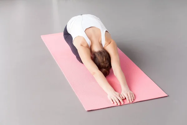 Jeune Femme Faisant Yoga Tout Étant Couché Dans Posture Enfant — Photo