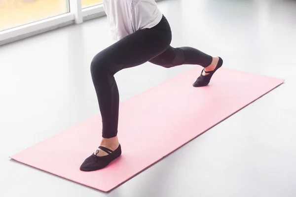 Kvinnan Gör Yoga Samtidigt Står Krigare Hållning Gymmet — Stockfoto