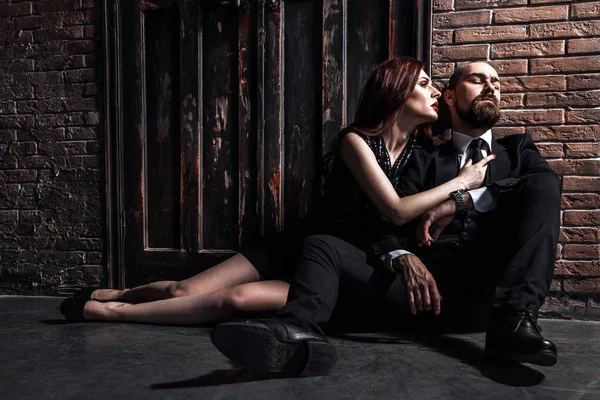 sonra kavga katta otururken işadamı öpüşme şehvetli zencefil kadın 