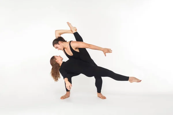 Dos Amigos Flexibilidad Haciendo Rendimiento Aislado Sobre Fondo Blanco — Foto de Stock