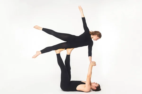 Joven Hombre Sosteniendo Mujer Equilibrio Pose Mosca Aislado Sobre Fondo — Foto de Stock