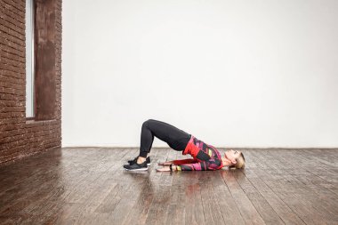 ahşap zemin, ağırlık kaybı kavramı üzerinde aerobik egzersiz yaparak Bayan