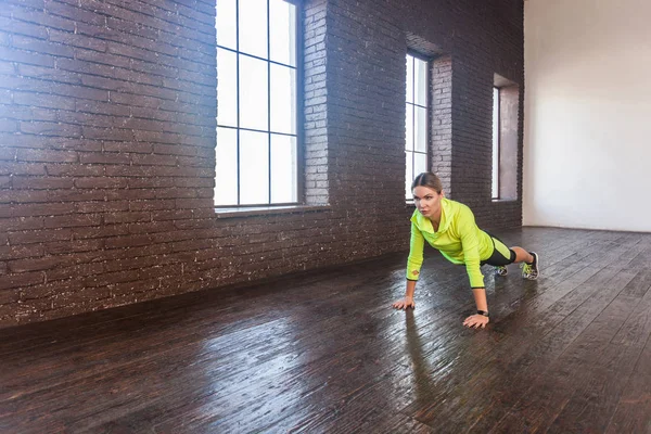 Gezonde Vrouw Doen Plank Pose Houten Vloer — Stockfoto