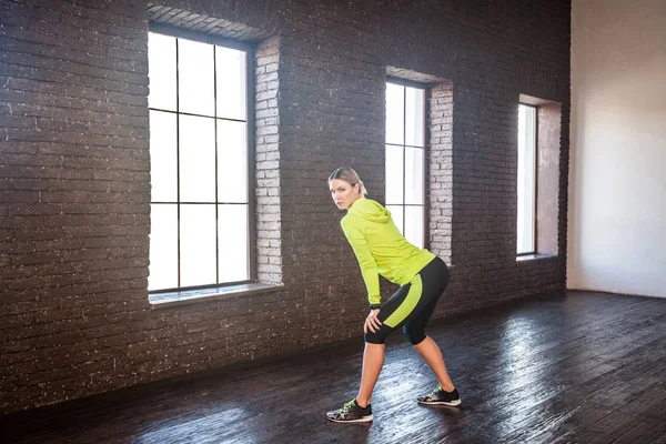 Kobieta Sportowej Pozowanie Pobliżu Mur Cegły Koncepcja Fitness — Zdjęcie stockowe
