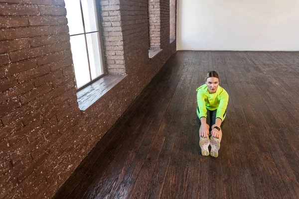 Mujer Ropa Deportiva Practicando Estiramiento Mientras Está Sentada Suelo Madera — Foto de Stock