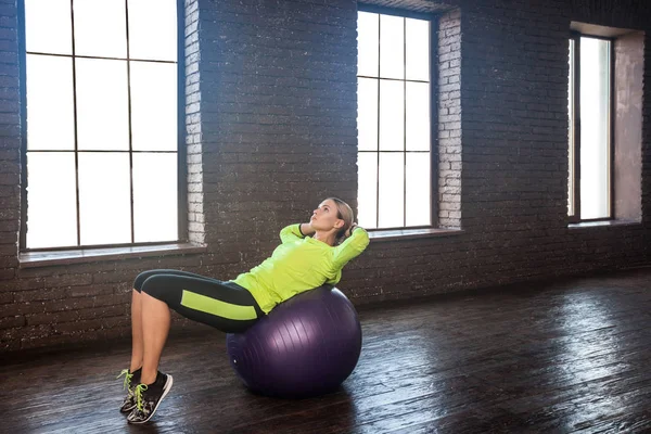 Спортивная Женщина Балансирует Фиолетовом Мяче — стоковое фото