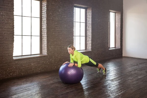 Спортивная Женщина Тренируется Фиолетовый Фитнес Мяч — стоковое фото