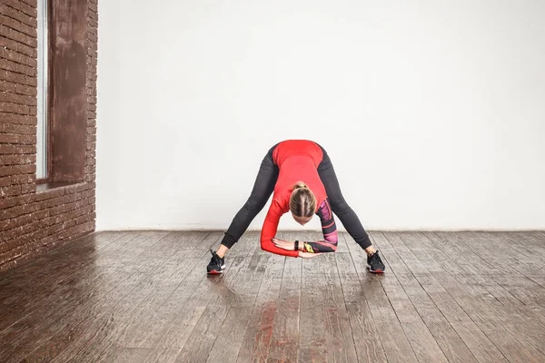 Donna Bionda Sportiva Praticare Yoga Mentre Piedi Posa Uttanasana Sul — Foto Stock