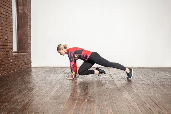 大人の女性が木の床に Crossfit トレーニングを行うこと — ストック写真