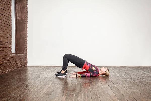 ahşap zemin, ağırlık kaybı kavramı üzerinde aerobik egzersiz yaparak Bayan