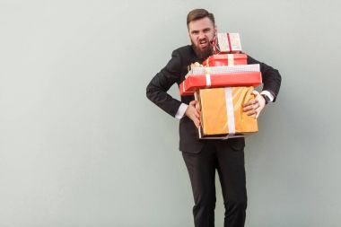 hediye kutuları tutarak ve kameraya bağıran kızgın ve çılgın patron
