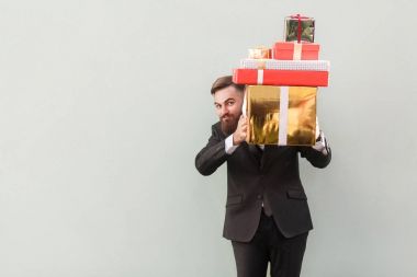kutuları saklanıyor ve gri arka plan üzerinde kameraya bakarak komik adam