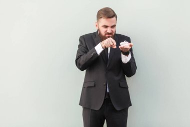 mutsuz işadamı küçük hediye kutusu gri arka plan üzerine dışarı atma