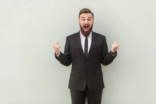 Joven Adulto Barbudo Hombre Negocios Mostrando Gesto Ganador Sobre Fondo — Foto de Stock