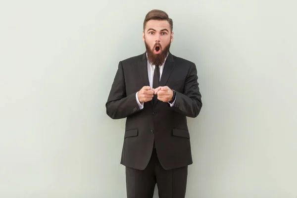 Retrato Hombre Negocios Barbudo Con Expresión Facial Impactada Apuntando Con — Foto de Stock