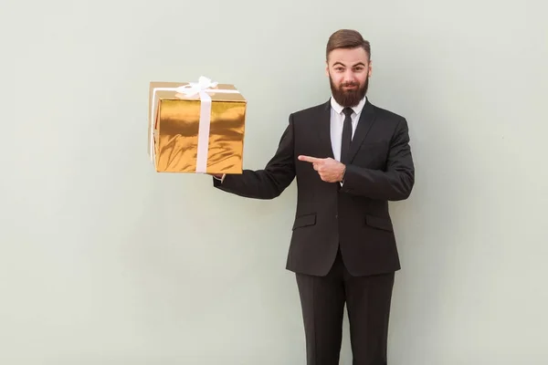 Bonito Barbudo Empresário Apontando Dedo Para Caixa Presente Olhando Para — Fotografia de Stock