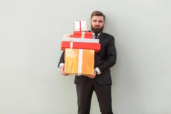 Moe Zakenman Houden Van Zware Geschenkdozen Grijze Achtergrond — Stockfoto