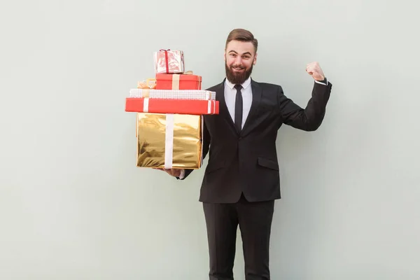 Lachende Zakenman Holding Geschenkdozen Grijze Achtergrond — Stockfoto