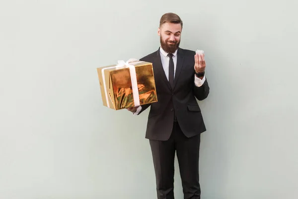 Empresário Emocional Segurando Nas Mãos Caixas Presente Olhando Com Zombaria — Fotografia de Stock