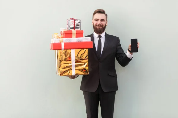 Feliz Gerente Mostrando Cámara Cajas Navidad Teléfono — Foto de Stock