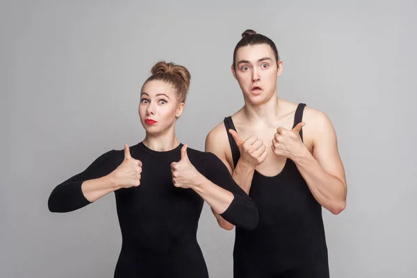 Pareja Bailarines Leotardos Con Pelo Recogido Mostrando Como Signo Cámara — Foto de Stock