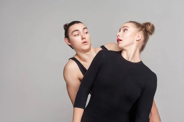 Surprised Couple Dancers Leotards Looking Each Other Gray Background — Stock Photo, Image