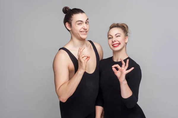 Dansçılar Ile Toplanan Saç Gri Arka Plan Üzerinde Kamera Işaret — Stok fotoğraf