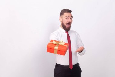 açık ağız hediye kutusu gri arka plan, Sevgililer günü kavramı üzerinde sunulması ile komik iş adamı  