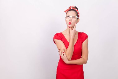 Kırmızı elbiseli gri arka planı arıyorum düşünceli güzel ve genç birbayan