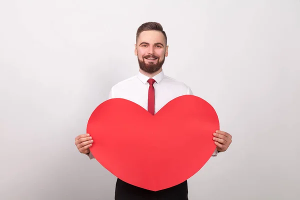 Feliz Hombre Negocios Sosteniendo Gran Corazón Rojo Sobre Fondo Gris — Foto de Stock