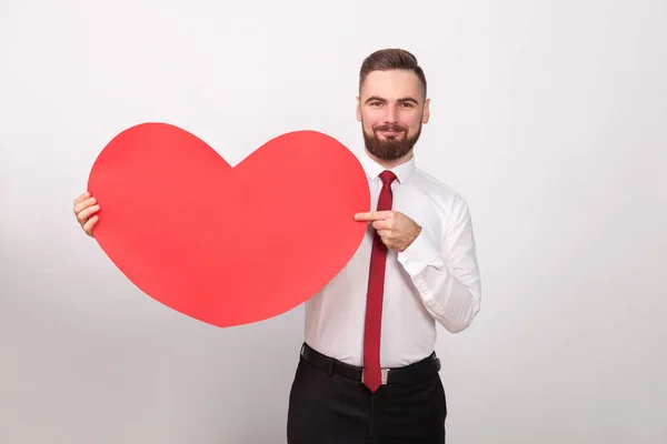 Feliz Hombre Negocios Sosteniendo Gran Corazón Rojo Sobre Fondo Gris — Foto de Stock