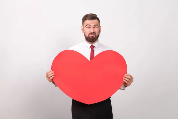 Hombre Barbudo Reflexivo Sosteniendo Corazón Rojo Pensando Amor Sobre Fondo — Foto de Stock