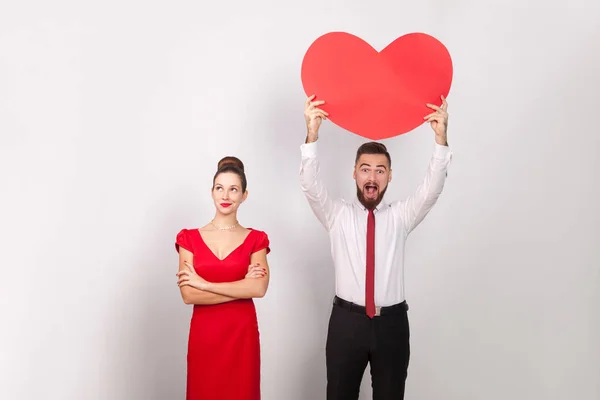 Glücklicher Mann Mit Rotem Herz Und Neben Nachdenklicher Frau Rotem — Stockfoto