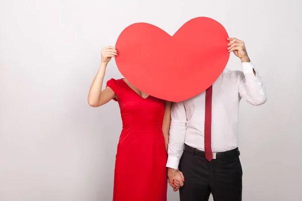 Divertida Pareja Escondida Detrás Gran Corazón Rojo Decorativo Sobre Fondo — Foto de Stock